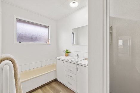 Photo of property in 28 Sawtell Place, Northcote, Christchurch, 8052