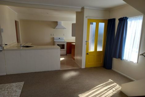 Photo of property in 2/15 Apu Crescent, Lyall Bay, Wellington, 6022