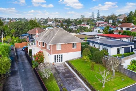 Photo of property in 1/53 Uxbridge Road, Mellons Bay, Auckland, 2014