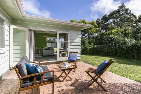 Photo of property in 8 Miles Crescent, Newlands, Wellington, 6037