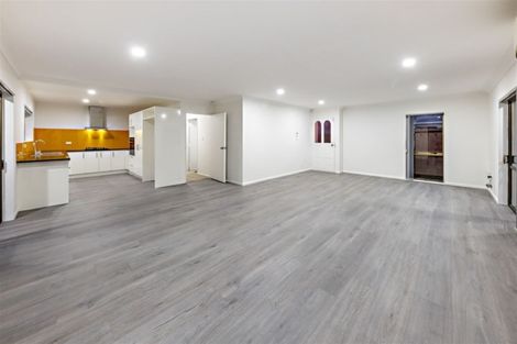 Photo of property in 2/16 Great South Road, Manurewa, Auckland, 2102