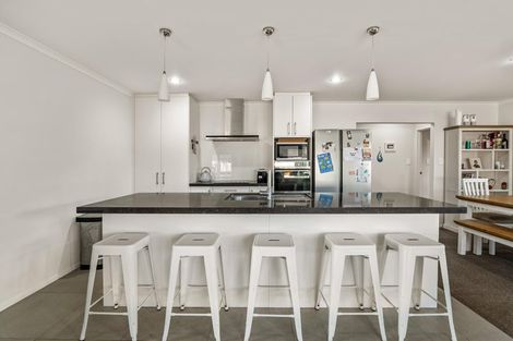 Photo of property in 16 Aporo Drive, Kumeu, 0810