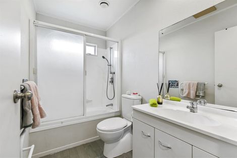 Photo of property in 2/1 Mossop Rise, Glenfield, Auckland, 0629