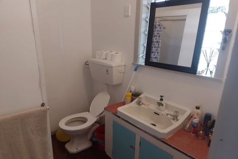 Photo of property in 2/10 Seaview Road, Glenfield, Auckland, 0629