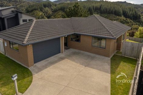 Photo of property in 13 Percy Kinsman Crescent, Riverstone Terraces, Upper Hutt, 5018
