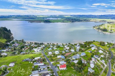Photo of property in 23 Oxford Street, Whakapirau, 0583