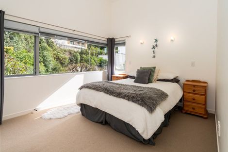 Photo of property in 37 Tiketike Way, Brooklyn, Wellington, 6021