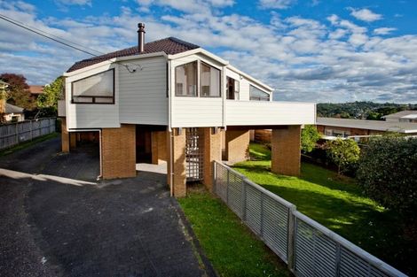 Photo of property in 2/15 Montgomery Avenue, Rothesay Bay, Auckland, 0630