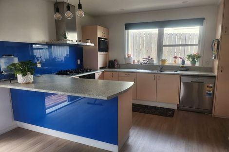 Photo of property in 72 Kenmore Street, Newlands, Wellington, 6037