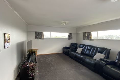 Photo of property in 12 Kinapori Terrace, Newlands, Wellington, 6037