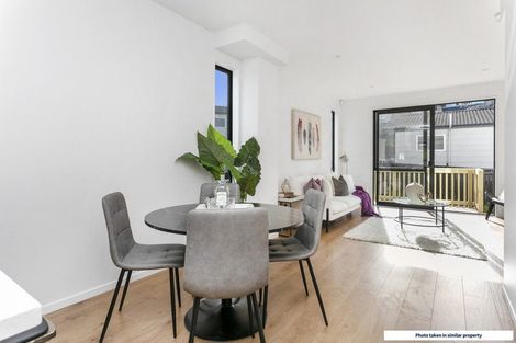 Photo of property in 2/7 Cedar Heights Avenue, Massey, Auckland, 0614