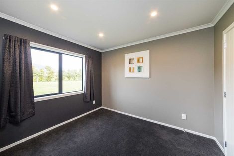 Photo of property in 32 Tokomaru Road East, Tokomaru, Palmerston North, 4474