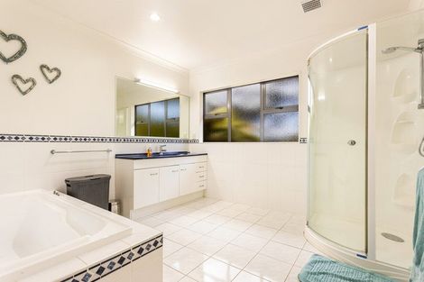 Photo of property in 12 Greenwoods Close, Titirangi, Auckland, 0604