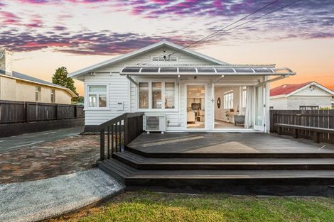 Photo of property in 21 Islington Avenue, New Lynn, Auckland, 0600