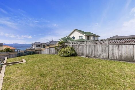 Photo of property in 10 Bennett Grove, Newlands, Wellington, 6037