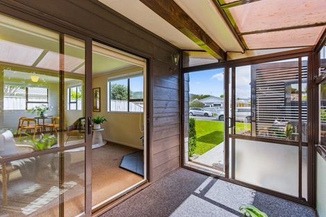 Photo of property in 27 Oriwa Street, Waikanae, 5036