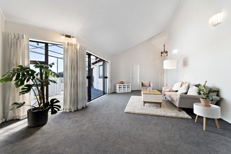 Photo of property in 4 Raphael Place, West Harbour, Auckland, 0618