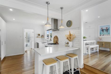 Photo of property in 2/232 East Coast Road, Forrest Hill, Auckland, 0620