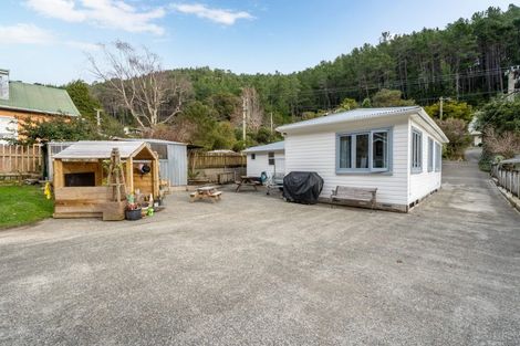 Photo of property in 35 Elmslie Road, Pinehaven, Upper Hutt, 5019