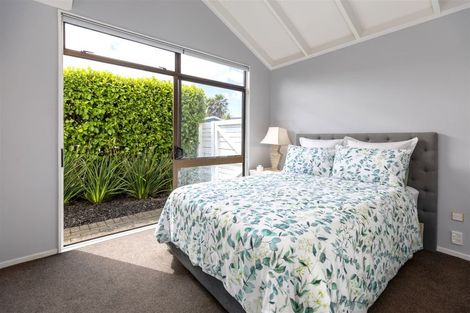 Photo of property in 25a/1 Beach Road, Te Atatu Peninsula, Auckland, 0610