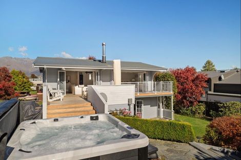 Photo of property in 13 Argyle Place, Arrowtown, 9302