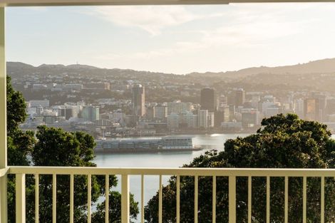 Photo of property in 37 The Crescent, Roseneath, Wellington, 6011