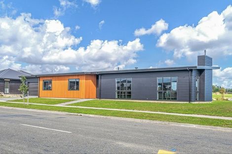 Photo of property in 49 Johnstone Drive, Fitzherbert, Palmerston North, 4410