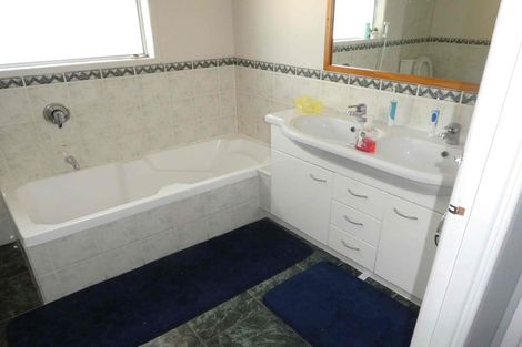 Photo of property in 25c Thornlow Street, Glendene, Auckland, 0602