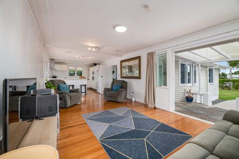 Photo of property in 13 Peachgrove Road, Te Atatu Peninsula, Auckland, 0610