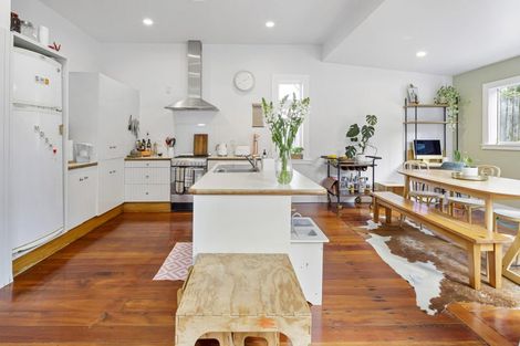 Photo of property in 72 Eden Street, Island Bay, Wellington, 6023