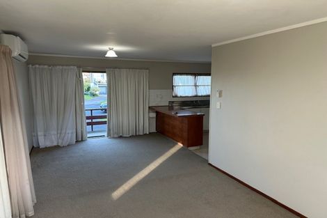 Photo of property in 3 Manhattan Heights, Glendene, Auckland, 0602