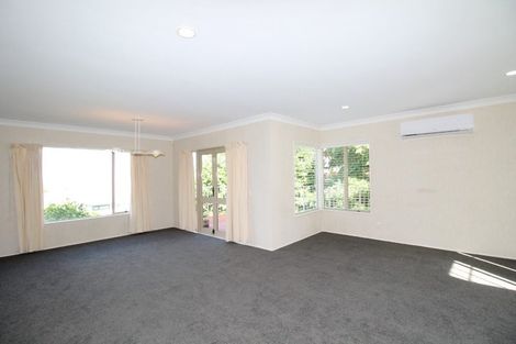 Photo of property in 2/49 Ribbonwood Crescent, Goodwood Heights, Auckland, 2105