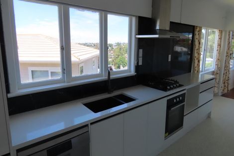 Photo of property in 10 Camelot Place, Glenfield, Auckland, 0629