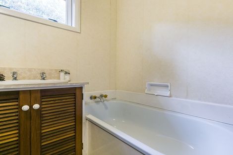 Photo of property in 8 Miles Crescent, Newlands, Wellington, 6037