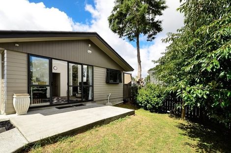 Photo of property in 27 Pahi Place, West Harbour, Auckland, 0618