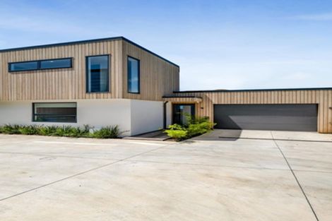 Photo of property in 5b Strandon Place, Strandon, New Plymouth, 4312