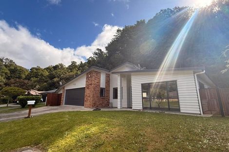 Photo of property in 26 Aragon Grove, Kingsley Heights, Upper Hutt, 5018