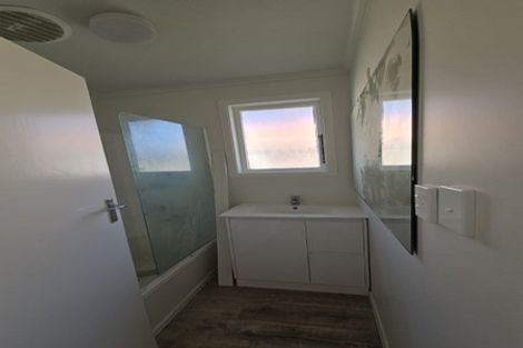 Photo of property in 4 Peachgrove Road, Te Atatu Peninsula, Auckland, 0610