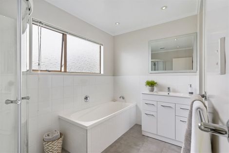 Photo of property in 2/165 Birkenhead Avenue, Birkenhead, Auckland, 0626