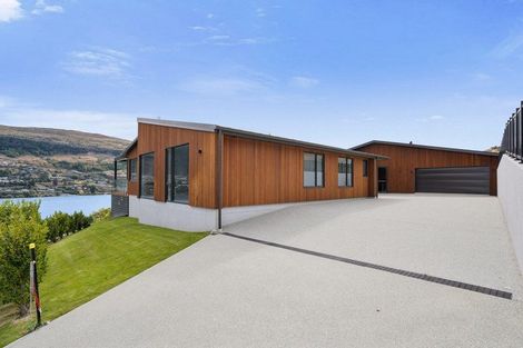 Photo of property in 6 Red Deer Rise, Kelvin Heights, Queenstown, 9300