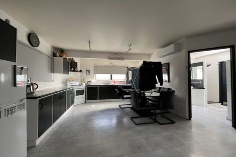 Photo of property in 32 Te Atatu Road, Te Atatu South, Auckland, 0610