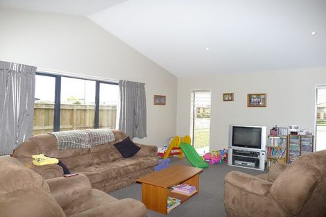 Photo of property in 100 Guildford Drive, Paraparaumu Beach, Paraparaumu, 5032