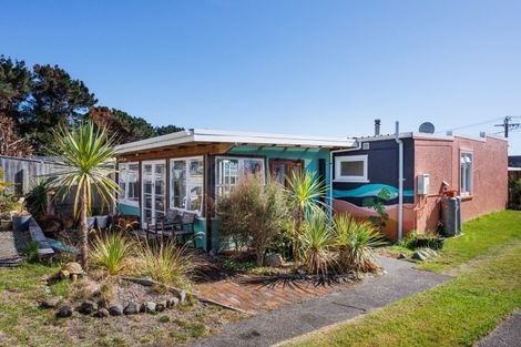 Photo of property in 16 Chrystal Street, Foxton Beach, Foxton, 4815