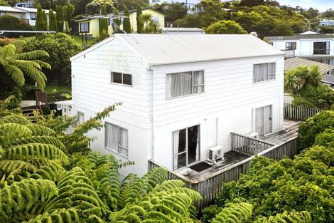 Photo of property in 32b Cheltenham Terrace, Newlands, Wellington, 6037