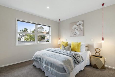 Photo of property in 1/649 Beach Road, Rothesay Bay, Auckland, 0630
