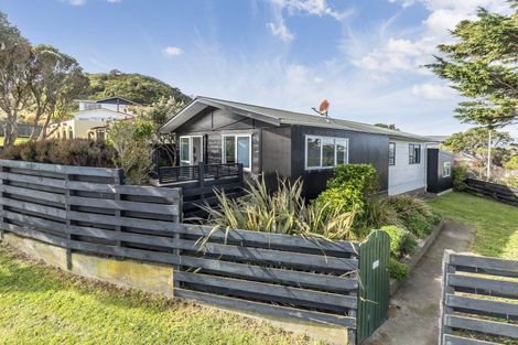 Photo of property in 28 Arahanga Grove, Maupuia, Wellington, 6022
