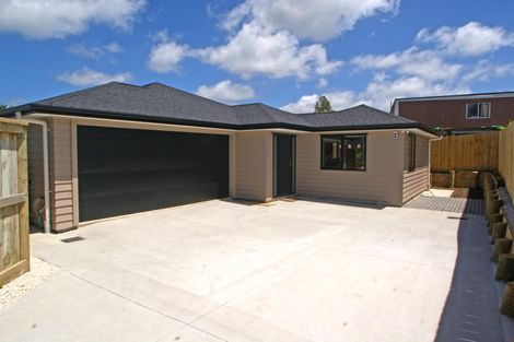 Photo of property in 3a Crompton Road, Massey, Auckland, 0614