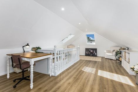 Photo of property in 2 Castlemaine Close, Karori, Wellington, 6012