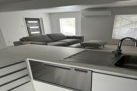 Photo of property in 16 Thorburn Avenue, Red Beach, 0932