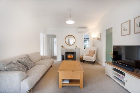 Photo of property in 35 Elmslie Road, Pinehaven, Upper Hutt, 5019